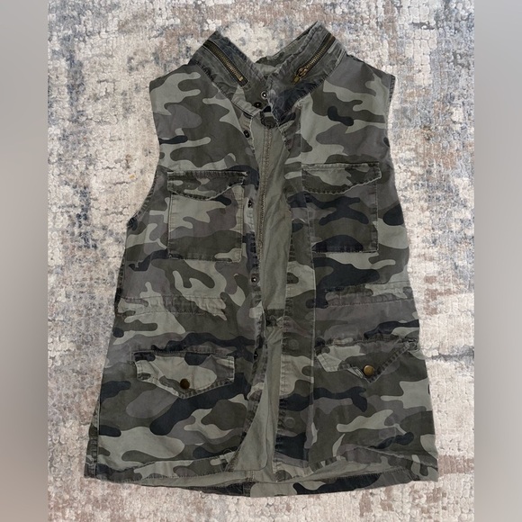 Love Tree Camouflage Sleeveless Vest size small - Picture 1 of 3